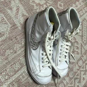 NIKE BLAZERS